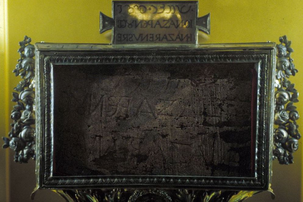 Il frammento dell'iscrizione fatta affiggere da Ponzio Pilato sulla Croce - Foto Siciliani