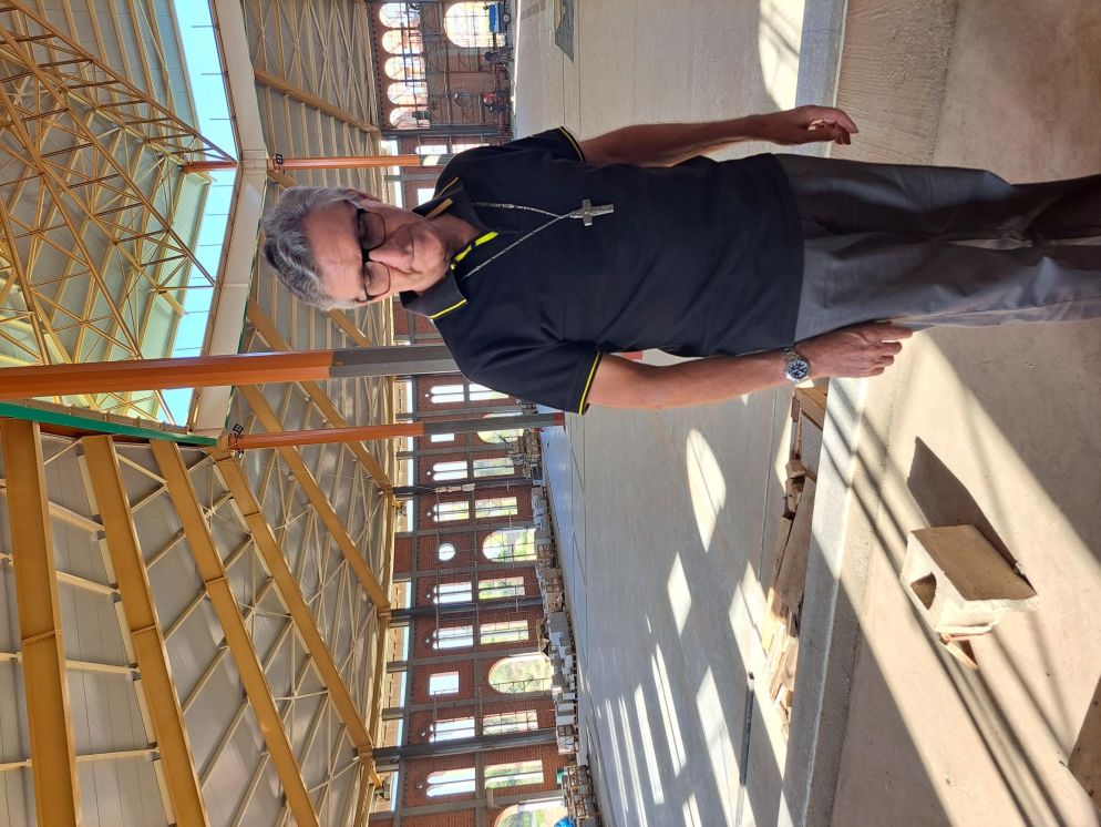 Monsignor Damiano Guzzetti, vescovo di Moroto, in Uganda, nella cattedrale in costruzione - Alfieri