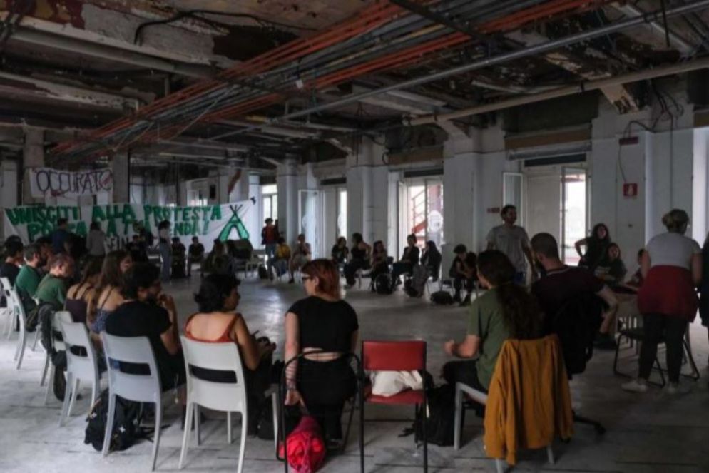 Un'assemblea di studenti a Bologna - .