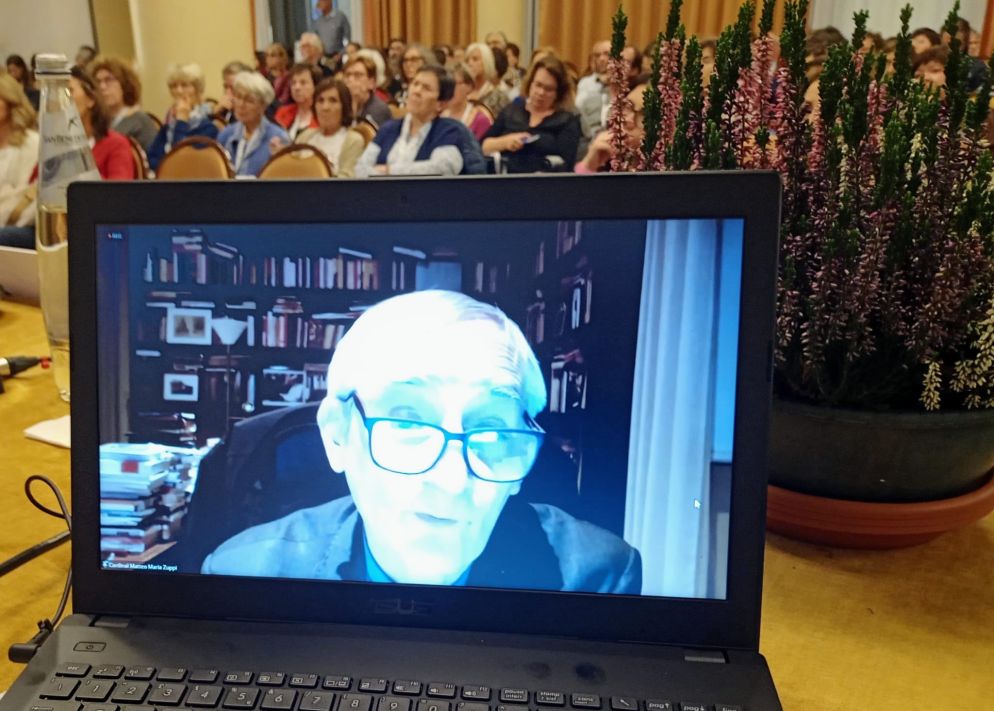 Il cardinale Zuppi collegato da Bologna durante il suo intervento al convegno di Firenze