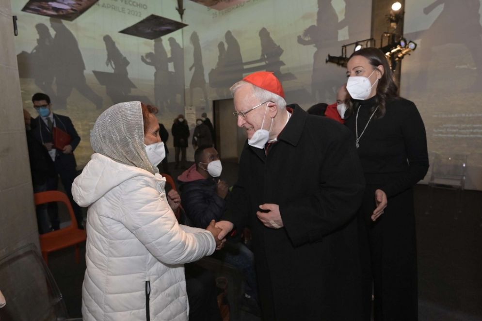 Il cardinale Bassetti ha incontrato alcuni profughi