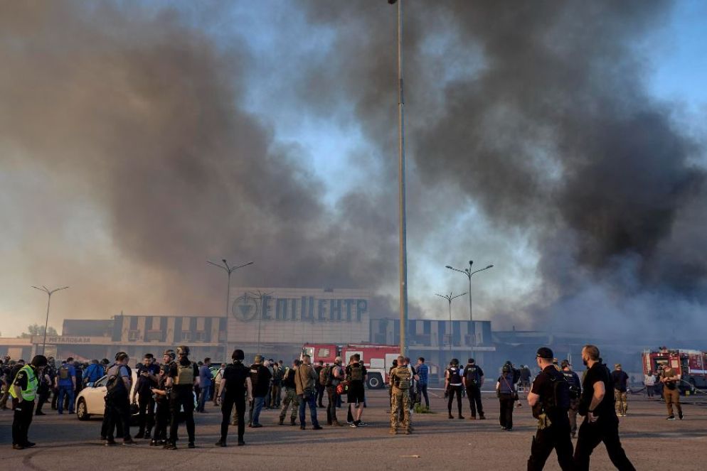 Il bombardamento russo al grande magazzino "Epicenter" di Kharkiv dove sono stati uccisi 18 clienti - Ansa