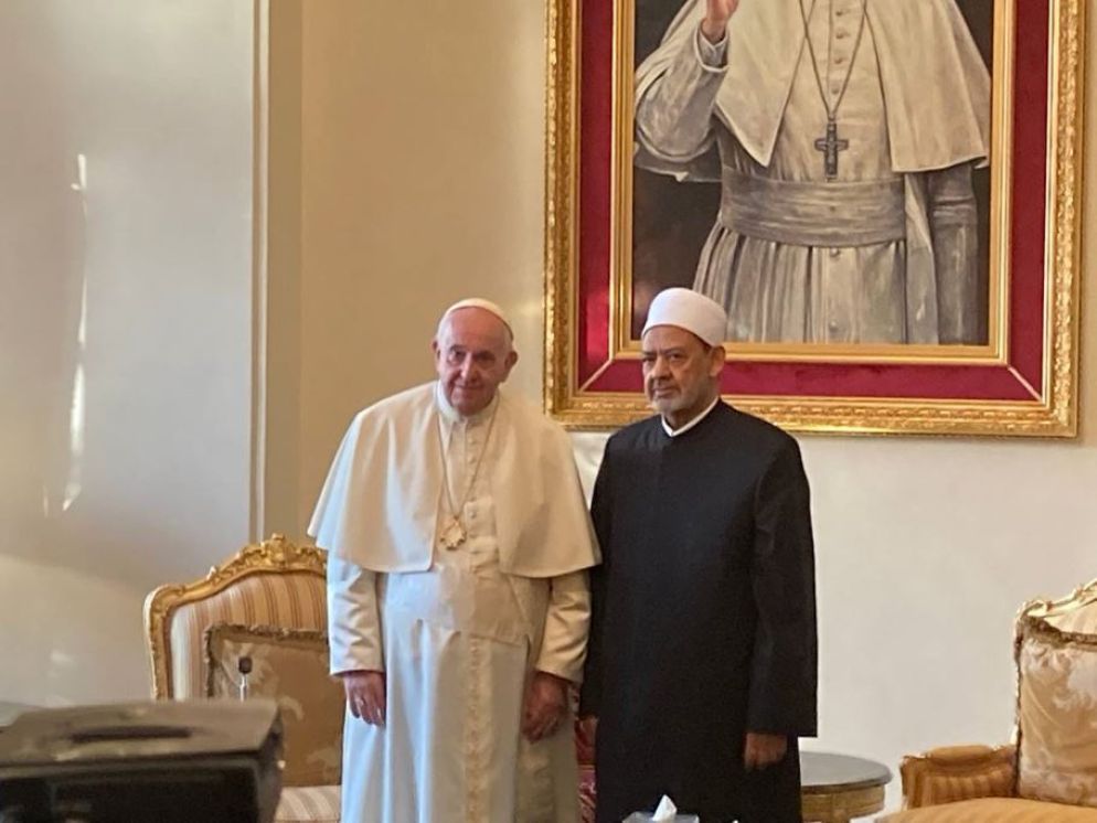 il Papa e il grande imam di Al Azhar durante uno dei loro incontri in Bahrein - Pool Aigav