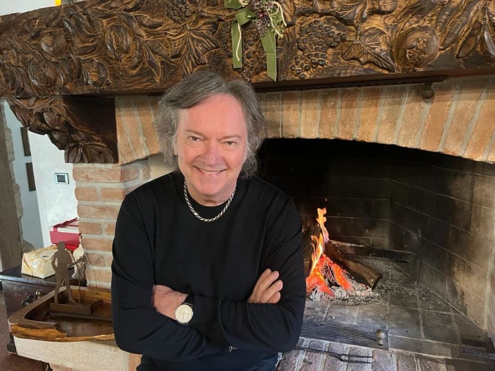 Red Canzian davanti al camino nella grande cucina della villa veneta a Silea - L.B.