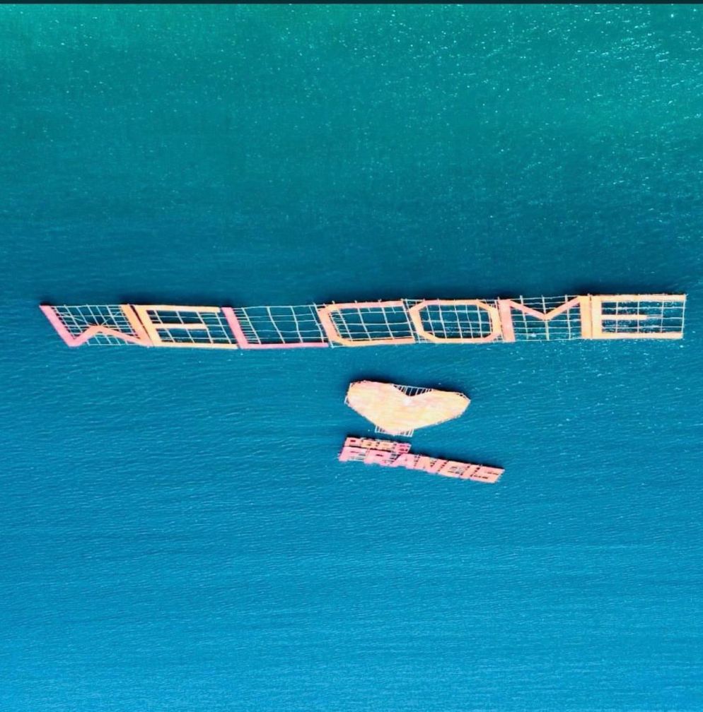 Il grande benvenuto galleggiante nella baia di Vanimo - Pool Aigav