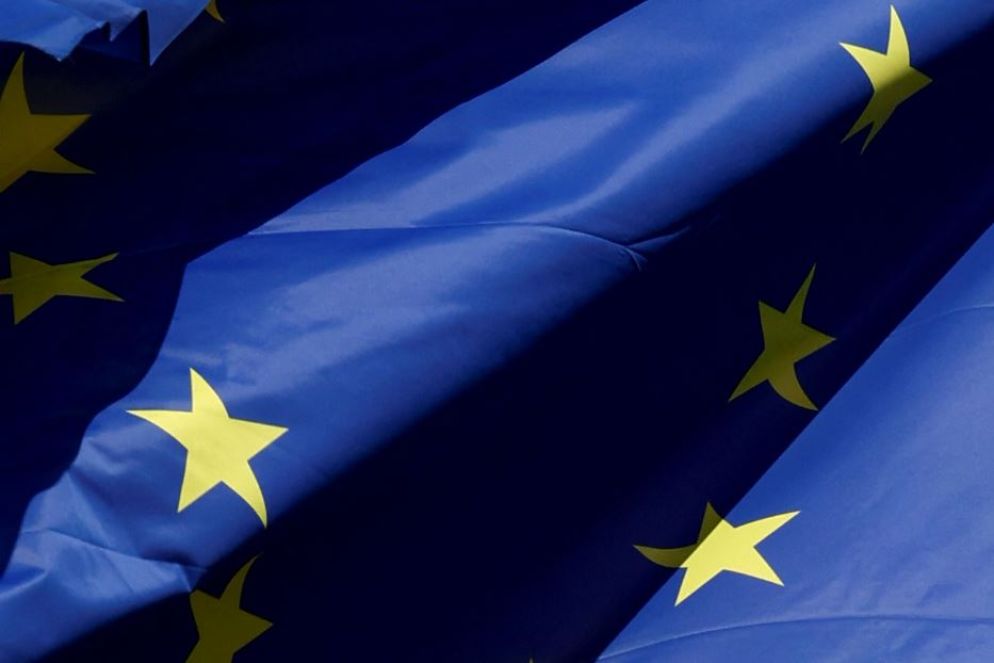 Il dettaglio di una bandiera dell'Unione Europea che sventola davanti alla Commissione di Bruxelles - Reuters