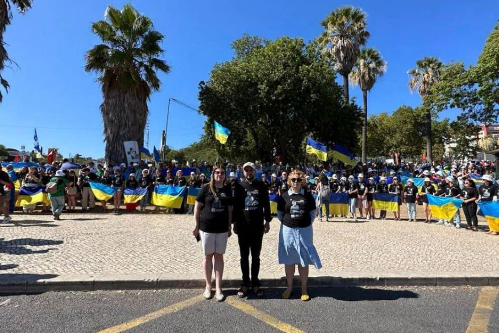 Alla Gmg di Lisbona la Via Crucis dei giovani ucraini per ricordare i bambini uccisi dalla guerra. I volti delle vittime stampati sulle magliette nere - dyvensvit.org-Roman Demush