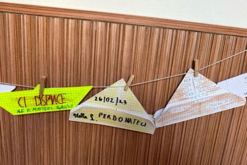 Gli alunni della IV A elementare dell'Istituto Santa Gemma di Milano riflettono sul ìtragico naufragio di Cutro - .