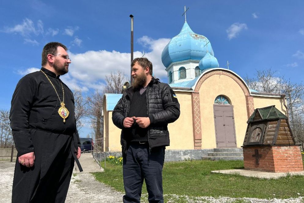 Il vescovo Maksym Ryabukha nella parrocchia di Pokrovsk, ultima porta ucraina in direzione di Donetsk - Gambassi