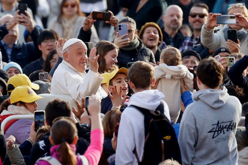 Papa Francesco attraversa piazza San Pietro per l'udienza generale di questa mattina - Reuters