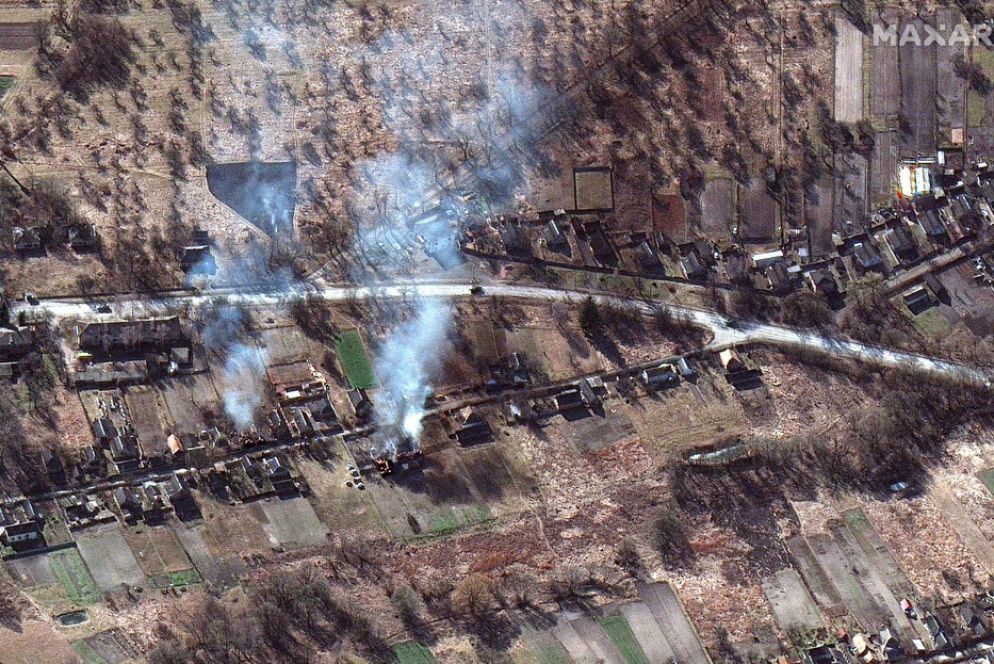 L'immagine dal satellite mostra parte di un convoglio militare ed edifici incendiati a nordovest di Ivankiv in Ucraina - Ansa / Satellite image 2022 Maxar technologies