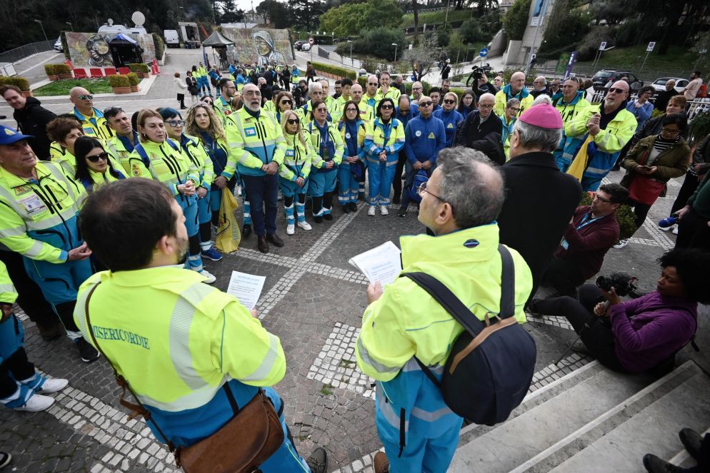 Monsignor Franco Agostinelli, assistente nazionale delle Misericordie, prega per il Papa insieme con i volontari delle Misericordie - Agenzia Romano Siciliani