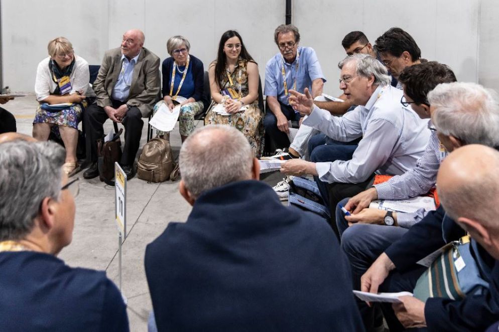 Dialogo tra i delegati a Trieste - Agenzia Romano Siciliani