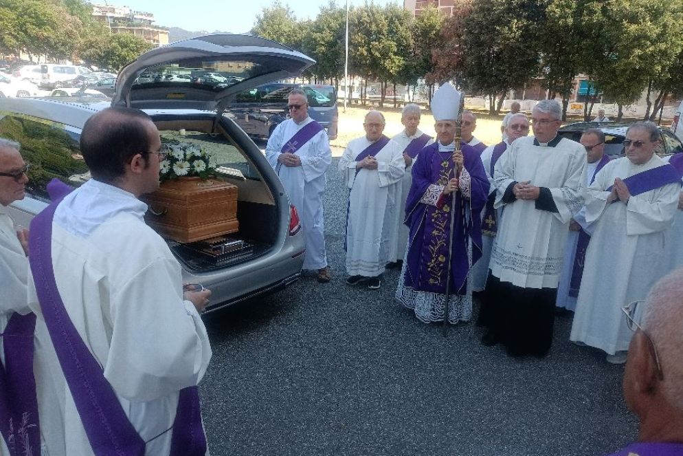 La Spezia: il feretro di don Savoca, nel momento del commiato all'esterno della Cattedrale - foto diocesi La Spezia