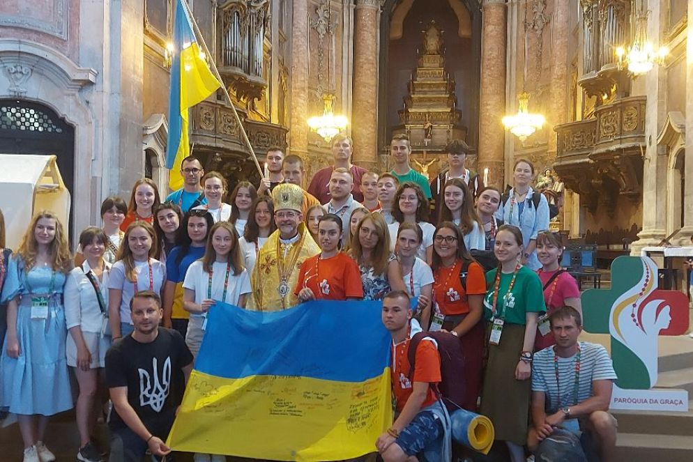 Un gruppo di giovani giunti a Lisbona dall'Ucraina per la Gmg, con loro uno dei vescovi che li acompagnano