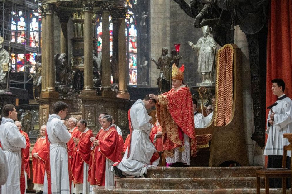 Milano: un momento del rito di ordinazione sacerdotale presieduto dall'arcivescovo Delpini - Fotogramma