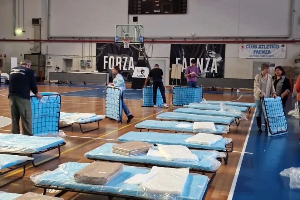 Nella notte a Faenza si è allestito il palazzetto dello sport per accogliere gli sfollati - Ansa