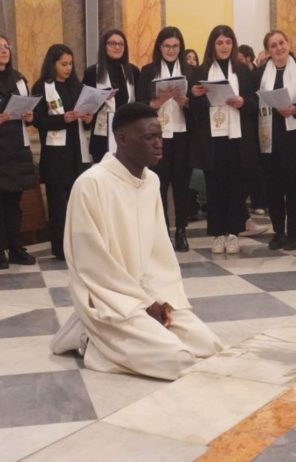 Un momento della celebrazione del giovane nigeriano Joseph David a cui hanno partecipato il fratello e la sorella - undefined