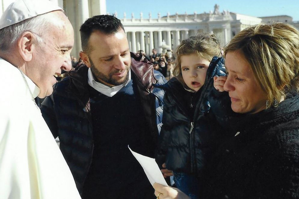 Margherita con papà Michele e mamma Giuditta insieme al Papa in piazza San Pietro - .