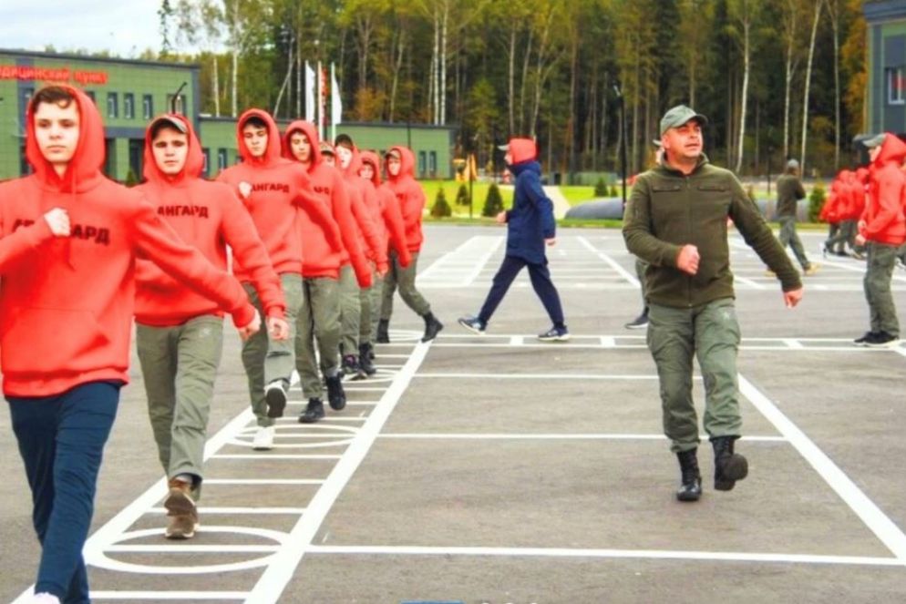 Studenti a lezione di preparazione militare - undefined