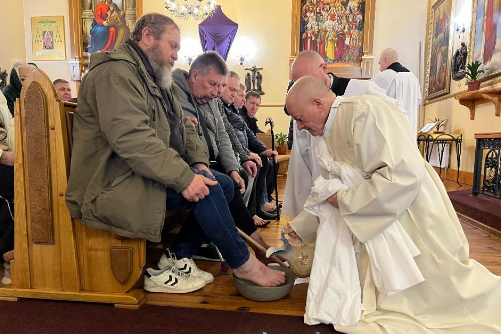 Il rito della lavanda dei piedi a Zaporizhzhia con il vescovo Jan Sobilo - Gambassi