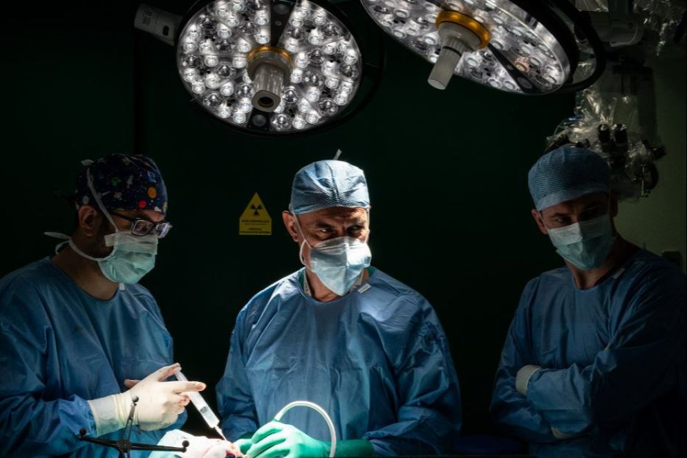Il professor Mortini (al centro), in sala operatoria - Alessandro Gandolfi