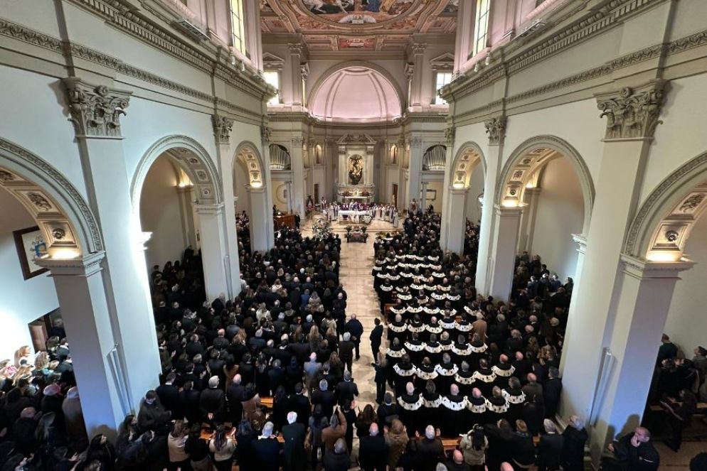 Un momento dei funerali del professor Scambia nella chiesa centrale dell'Università Cattolica di Roma - .
