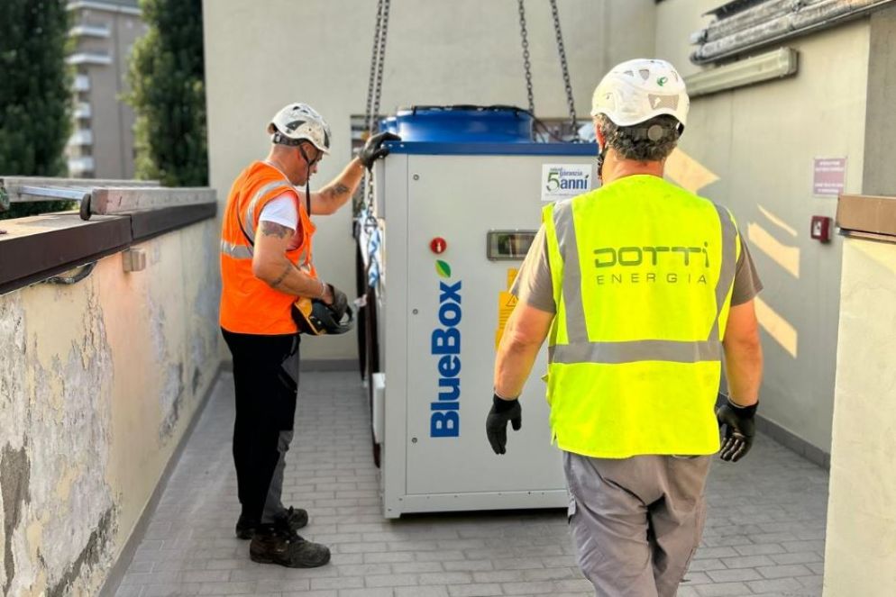 La posa degli impianti della Cers nel quartiere Greco - Caritas Ambrosiana