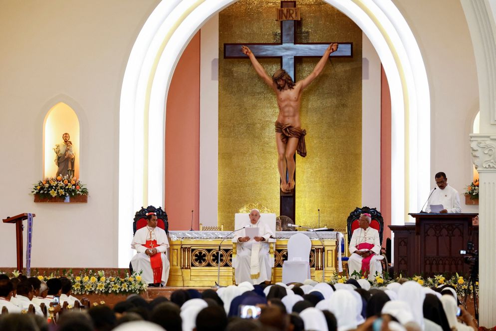 L'incontro con i vescovi e il clero nella Cattedrale di Dili - Reuters