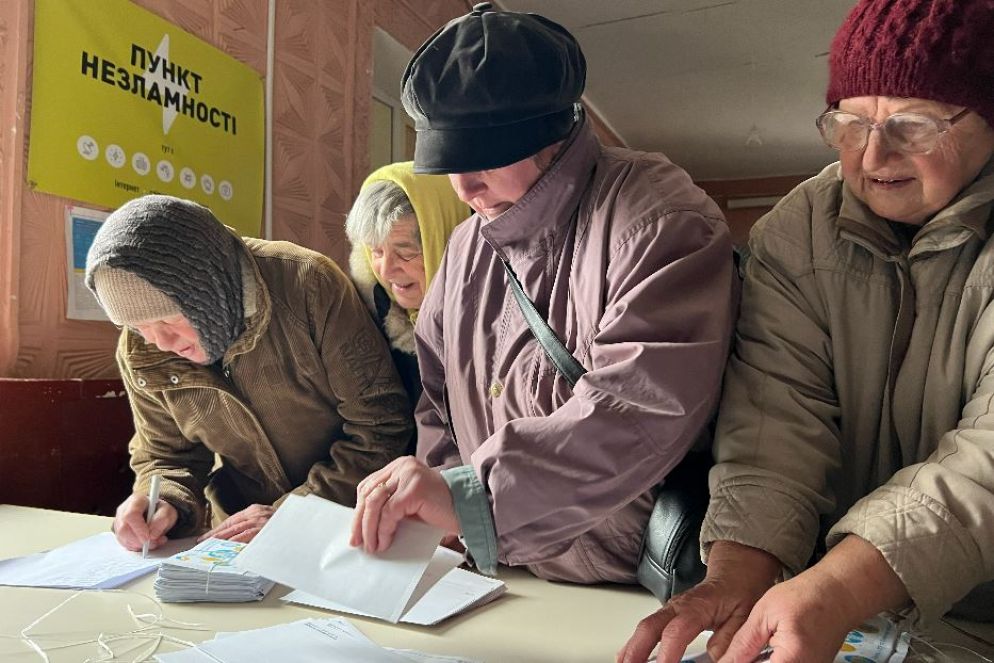 Gli anziani si registrano per ricevere gli aiuti umanitari nel villaggio di Yulivka lungo la linea del fronte intorno a Zaporizhzhia - Gambassi