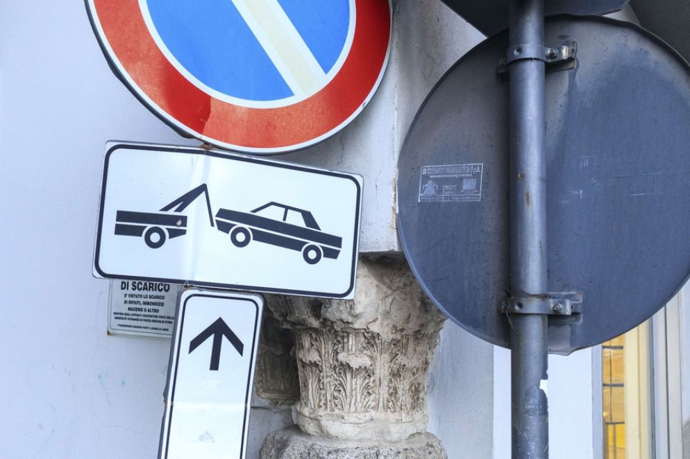 Quel che resta di un capitello tra la segnaletica stradale nel centro di Capua - Giulio Ileardi