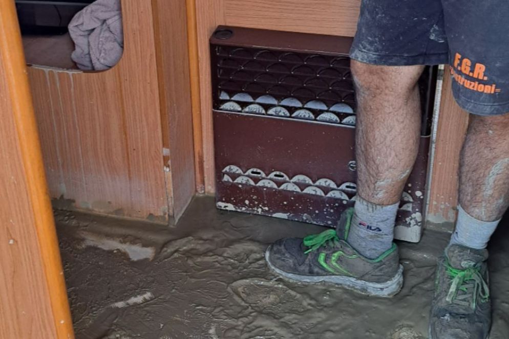 Il fango ha invaso tutti i caravan e le roulotte - Daloiso