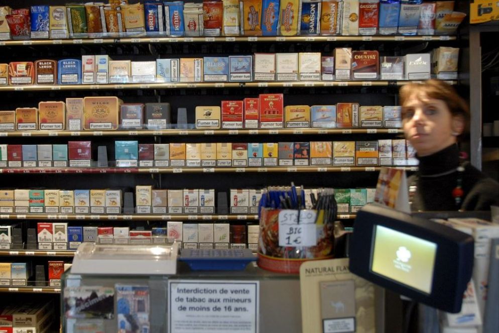 Una tabaccheria - Ansa