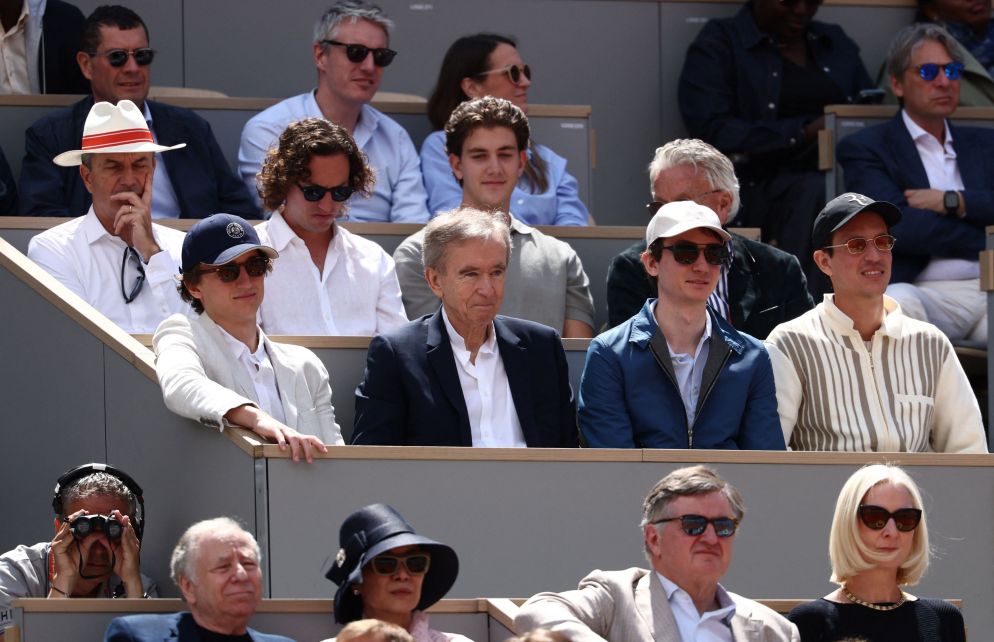 Bernard Arnault, in completo scuro e camicia bianca, guarda la finale del Roland Garros 2024 - Reuters