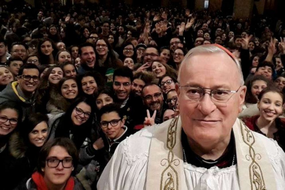 Il cardinale Gualtiero Bassetti in un selfie con i giovani - Arcidiocesi di Perugia-Città della Pieve