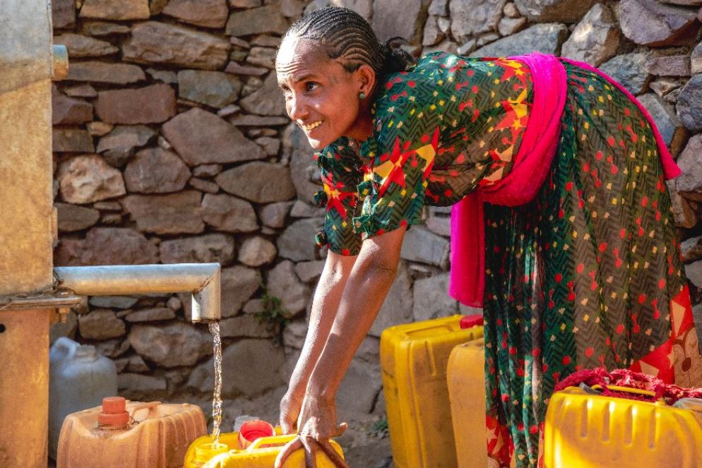 Etiopia, Hareya Hebremariam fa scorta di acqua potabile grazie al progetto di Oxfam nel Tigray - Oxfam