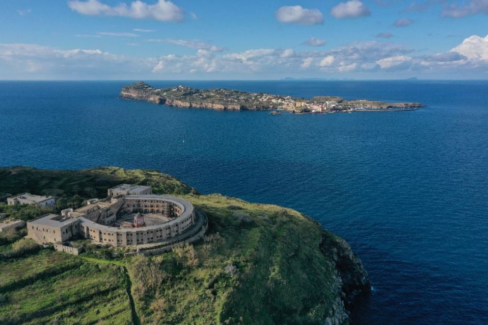 Il penitenziario borbonico a Santo Stefano e sullo sfondo Ventotene - -