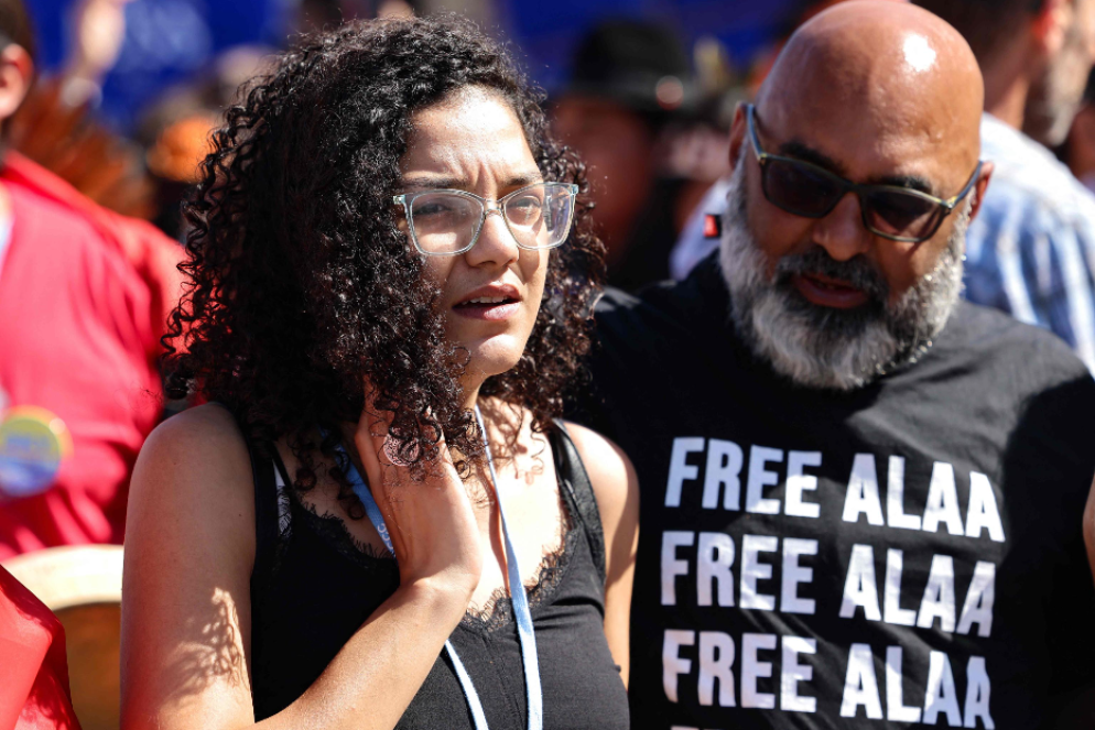 Dopo aver ricevuto una sua lettera, la sorella di Alaa Abdel Fattah ha fatto sapere su Twitter che Alaa Abdel Fattah «è vivo, è tornato a bere acqua da venerdì scorso e farà avere presto nuove notizie» - Ansa