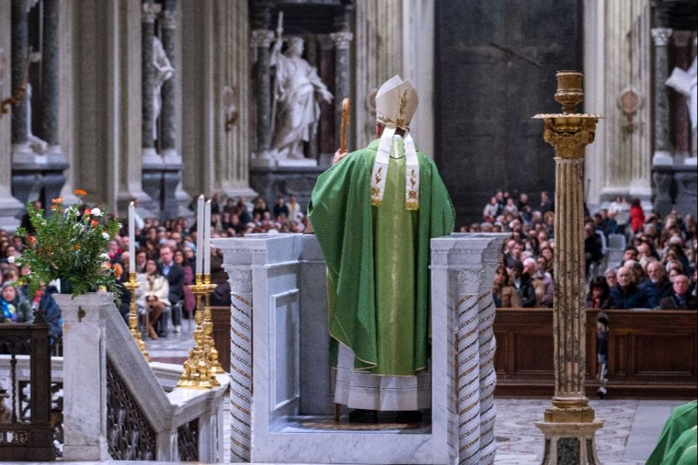 Un momento della Messa presieduta dal cardinale Reina a Roma, nella Basilica di san Sn Giovanni in Laterano, per la salute del Papa - Siciliani