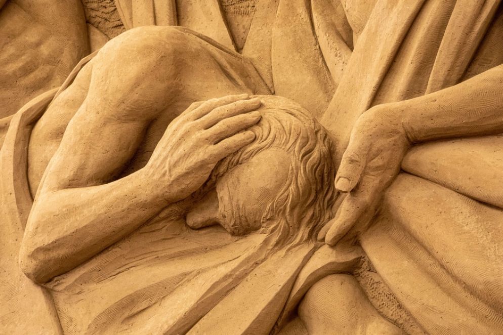 Guarisce guarisce l'orecchio tagliato, particolare. Opera di Radovan Zivny - Comune di Jesolo