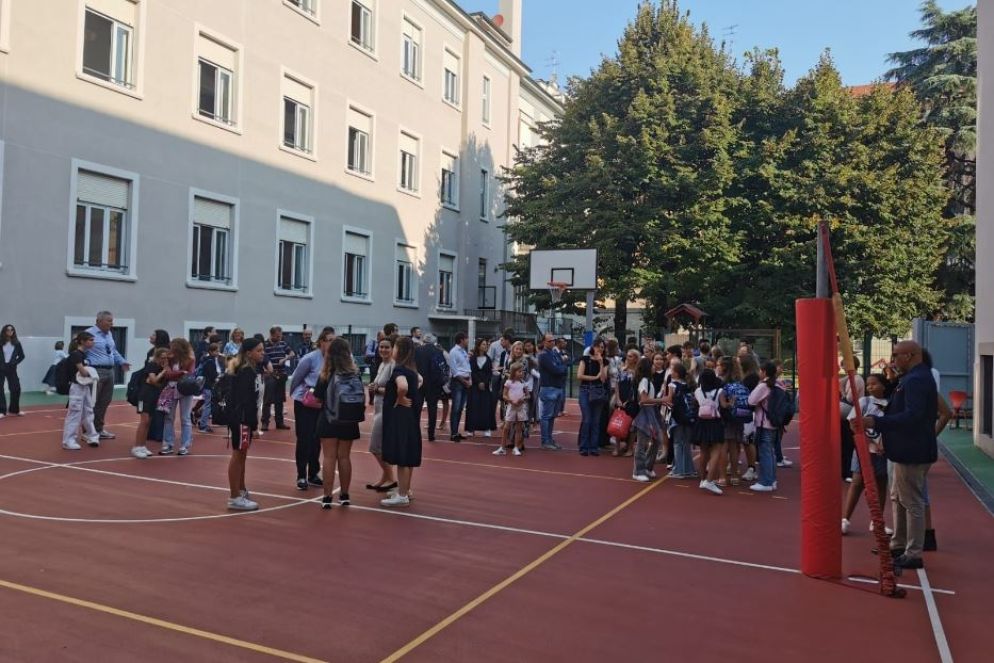 L'esterno della scuola dal cortile - -