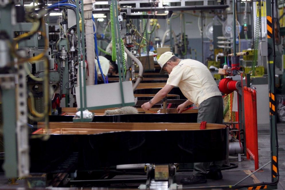 Un operaio al lavoro in una fabbrica italiana - Ansa
