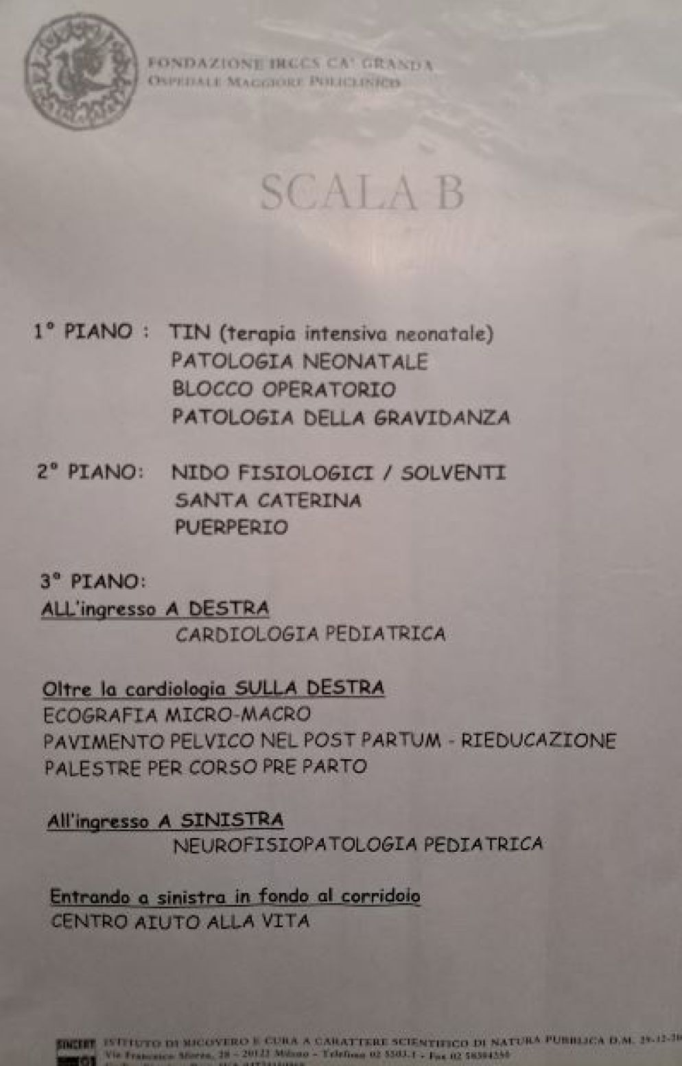 Il cartello dentro la Clinica Mangiagalli che indirizza al Cav - A.Ma.