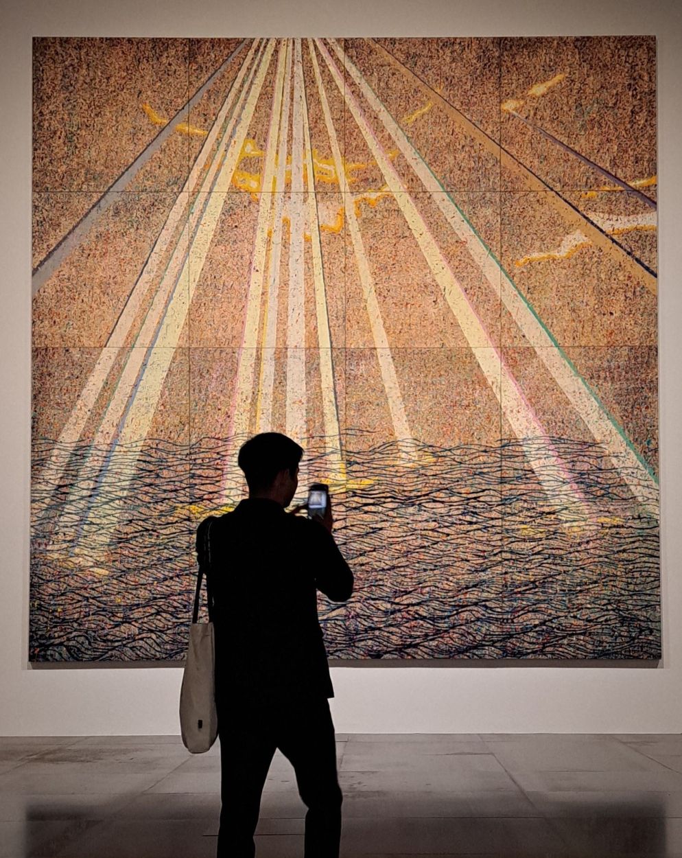 Uno spettatpore davanti a un'opera di Zeng Fanzhi esposta alla Scuola Grande della Misericordia