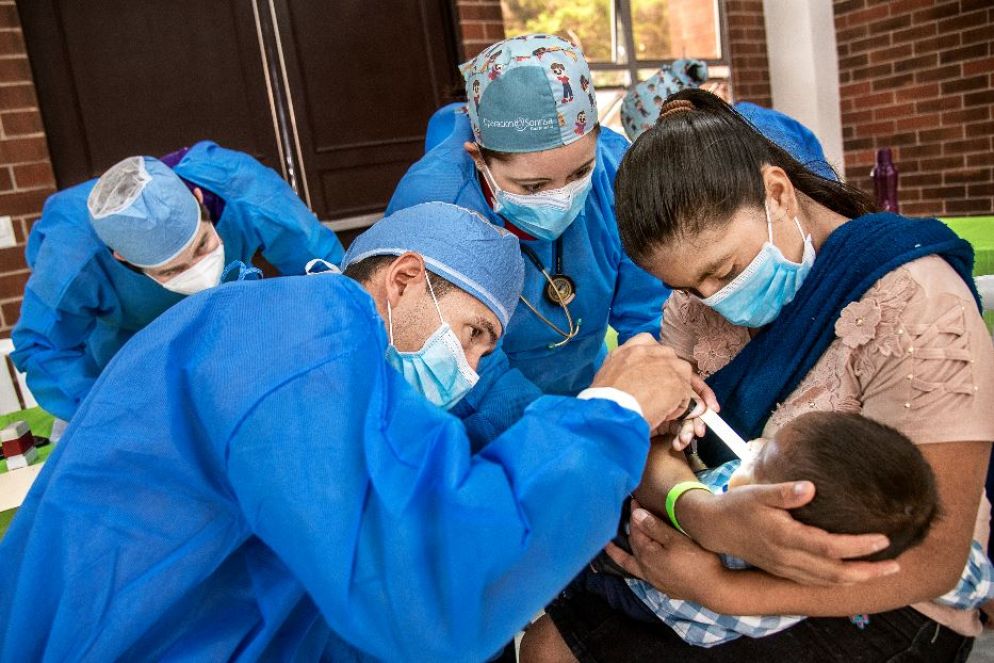 Medici volontari di Operation Smile con un piccolo paziente - Operation Smile 2022- Rohanna Mertens