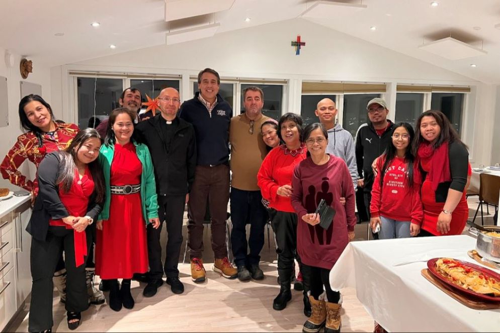 Fedeli di Nuuk con il parroco padre Majcen - Tomaž Majcen