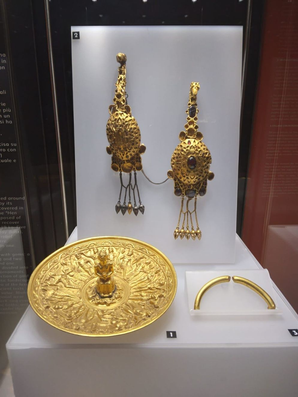 Spille da spalla, patera e collare dal “Ripostiglio di Pietroasa” (V secolo d.C.) - Bucarest, Muzeul Național de Istorie a României