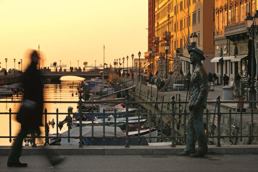 Ponterosso sul Canal Grande a Trieste, con la statua di James Joyce che passeggia - PromoTurismo Fvg / Anja Cop