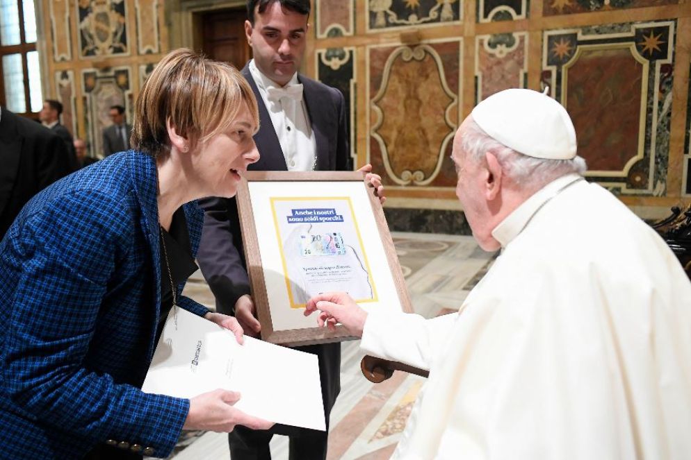 La presidente di Banca Etica, Anna Fasano mentre saluta papa Francesco. Tra le persone socie di Banca Etica che si sono unite alla delegazione c’erano anche: don Luigi Ciotti, fondatore del Gruppo ABELE; Francesca Rispoli, presidente di Libera; Fabio Brescacin, Presidente Ecor Naturasì; Emilia Romano, presidente Oxfam; Matteo Potenzieri, dell’impresa recuperata dai lavoratori WBO Italcables. - Vatican Media