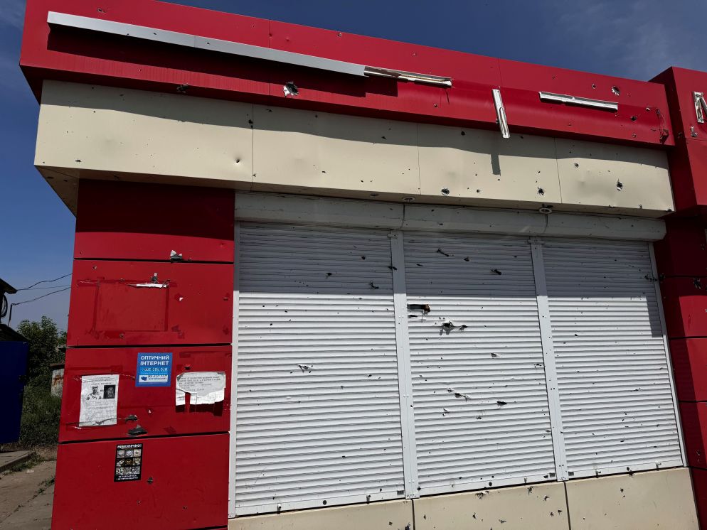 Un negozio colpito dalle schegge di una granata - Nello Scavo